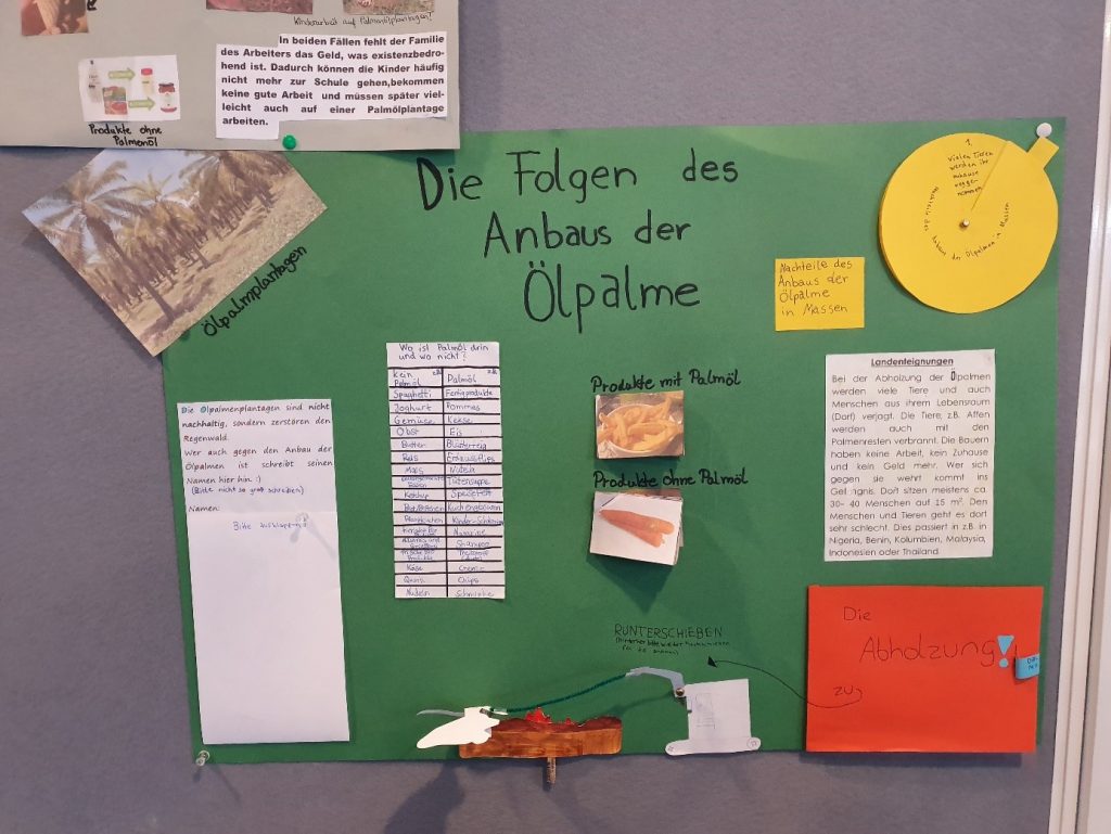 Textfeld: Frau Soboth und die Kinder stellen die Ernte nach – nur, dass ihre „Fruchtattrappen“ keine 80 Kilo wiegen und tiefer hängen.